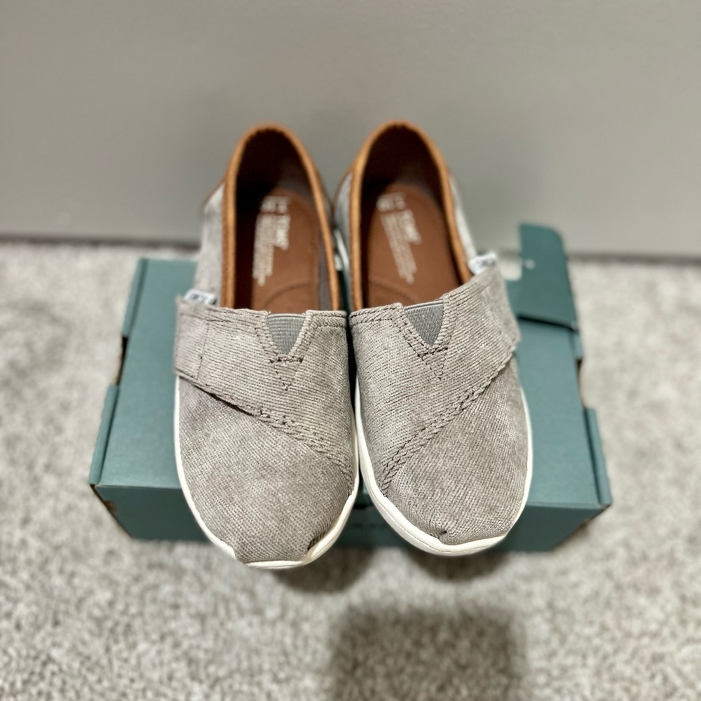 Brand new! Toddler’s Toms classic. Corduroy/synthetic leather.